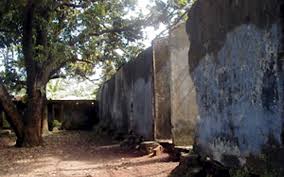 Ruines des cellules du Camp Boiro