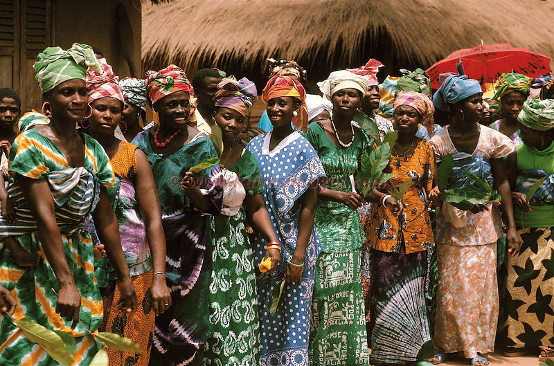 Ne prenez pas leur sourire pour de la faiblesse. Lorsqu'elles se fâchent rien n'arrêtent la femme guinéenne. Source photo: guinee7.com
