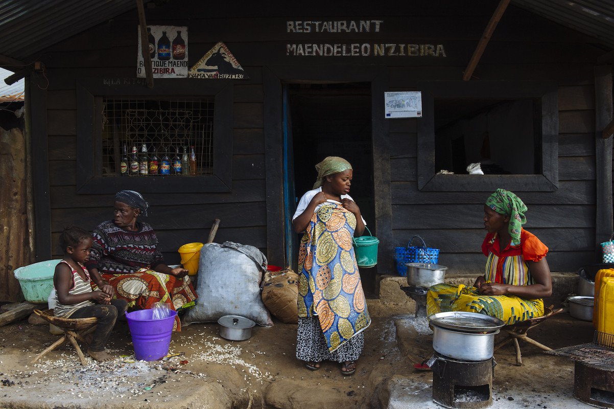 Des femmes travaillent dans un restaurant dans la ville miniere de Nzbira, Sud Kivu, RDC. Dans les régions industrielles, les femmes travaillent souvent dans le secteur des services. Crédit photo: Phil Moore. Source: globalwitness.org