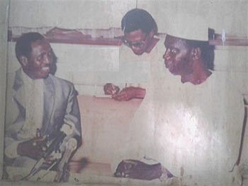 Charles Pascal Tolno (1943-2017) reçu en audience par Général Lansana Conté (photo non-datée et sans-lieu)