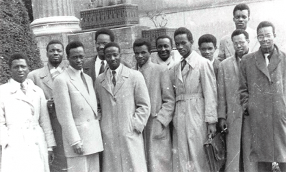 Le Prof. Ibrahima Baba Kaké est à gauche. Il fut condamné à mort par contumace en 1971. Décédé en 1994 à Paris.