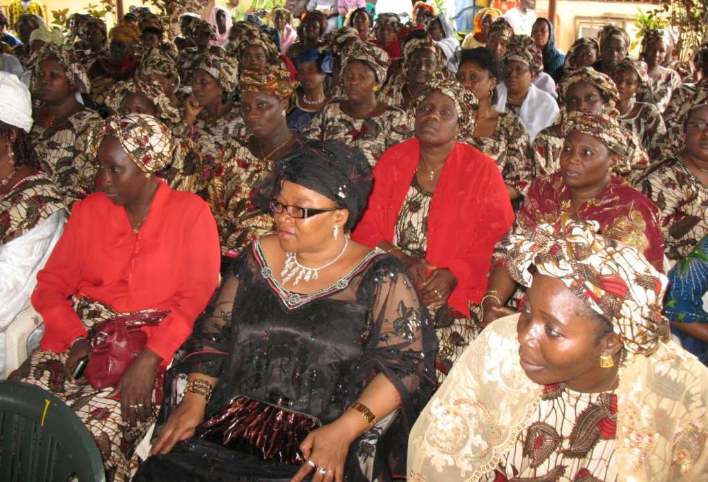 Les femmes de Fria célébrant la révolte des femmes de Guinée en 1977. Source: http://friainfo.over-blog.com/article-35431940.html
