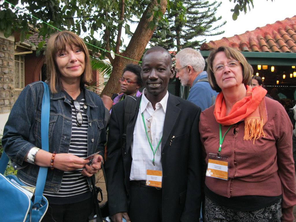 Trois personnes comme on voudrait en rencontrer chaque jour:Claire, Boukary et Suzanne au Sommet Gobal Voices de Nairobi en 2012. Malheureusement, Boukary nous a quittés trop tôt. Source: Page Facebook de Claire Ulrich