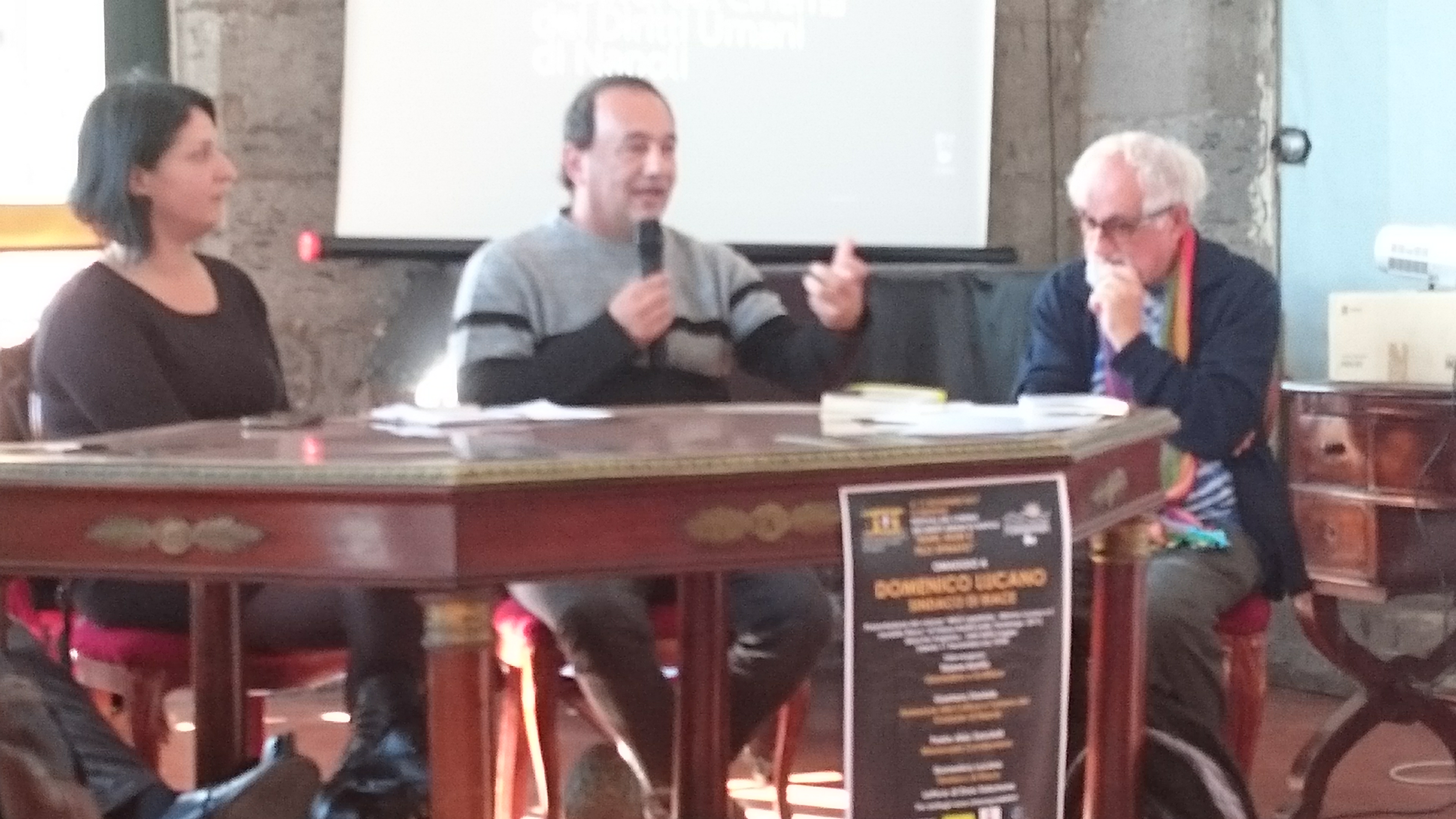 Mimmo Lucano, maire de Riace, à sa droite Tiziana Barillà, l'auteure du livre "Mimmi Capatosta" et à sa gauche, le Revenu. Alex Zanotelli. Photo de l'auteur