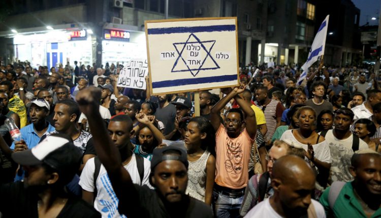 Les Israéliens membres de la communauté éthiopienne lors d'une manifestation contre le racisme et les abus de la police israélienne, dans le centre de Tel Aviv, Israël, 18 mai 2015. Photo EPA / ABIR SULTAN. Source afriquematin.net