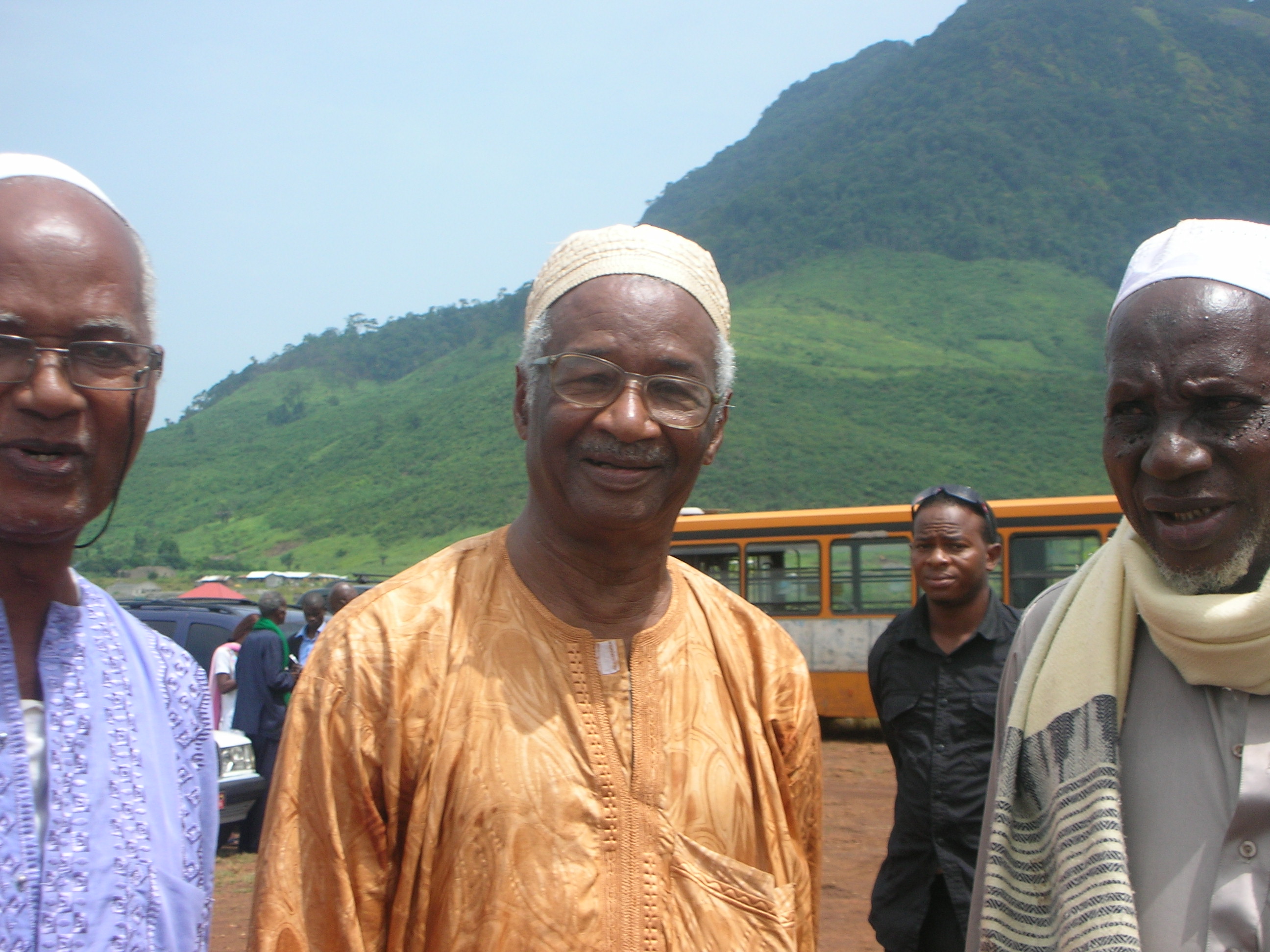 Au centre feu Dr. Madjou Sow, créateur de 'OGDH, à sa droite l'ingénieur Oury Bah, ancien Directeur de l'usine de quinquina de Sérédou, deux piliers du combat pour la réhabilitation des victimes du régime sanguinaire de Sékou Touré, aujourd'hui disparus. Photo de Mata Thiam, membre de l'AVCB