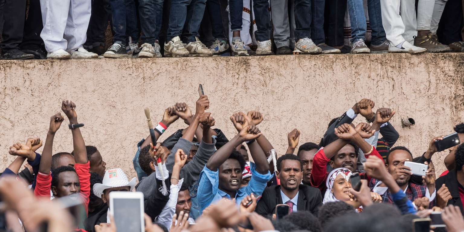 Les gens protestent contre le gouvernement éthiopien pendant le festival Irreecha dans l'Oromia pour célébrer la fin de la saison des pluies, à Bishoftu, le 1er octobre 2017. U/ PHOTO AFP / ZACHARIAS ABUBEKER