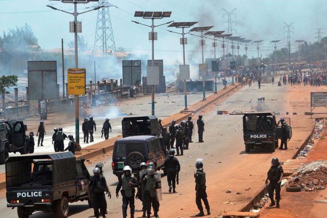 Heurts entre des protestataires et des policiers anti-émeute en Guinée, le 22 mars 2018. © 2018 Cellou Binani/AFP/Getty Images.