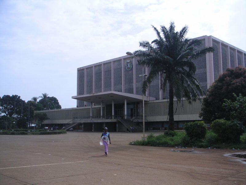 Le Palais du peuple, siège du parlement de la République de Guinée à Conakry. Photo wikipedia, CC BY 2.5