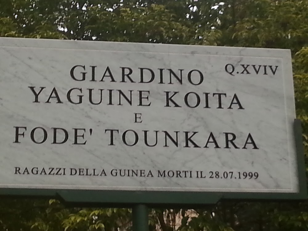 Un jardin dédié à Yaguine Koita et Fodé Tounkara à Cinecittà Lamaro . Source: justinmorel.info
