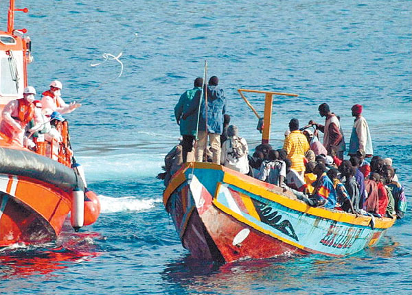 Une opération de sauvetage en mer au large des îles Canaries en 2006. Photographie de Noborder Network. (CC BY 2.0)