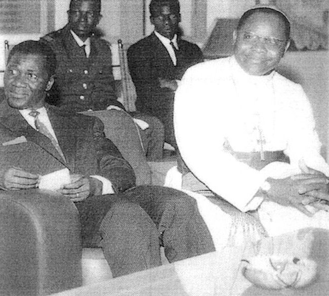 Intronisation de Mgr. Raymond-Marie Tchidimbo comme archevêque de Conakry, le 31 mai 1962, à sa droite le tyran Sékou Touré. Source: campboiro.oorg