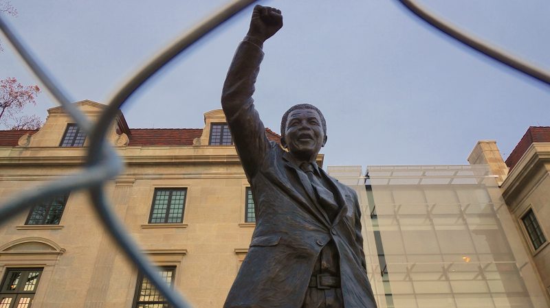 Statue de Nelson Mandela, devant l'ambassade d'Afrique du Sud, Washington, DC USA, 30 novembre 2013. Image Flickr de Ted Eytan (CC BY-SA 2.0)