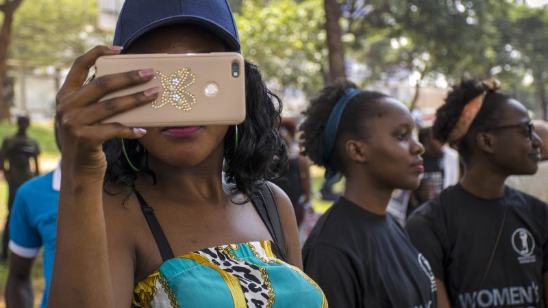Manifestantes à la Marche des femmes de juin 2018 à Kampala, en Ouganda. Photo de Katumba Badru, utilisée avec autorisation.