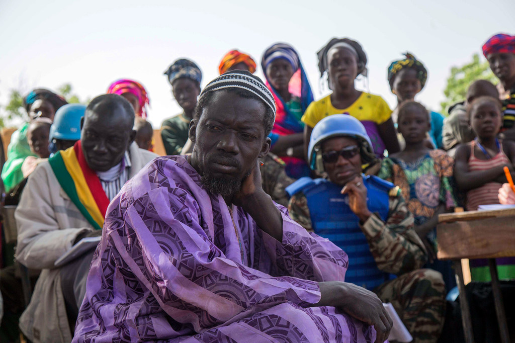 Photo MINUSMA/Gema Cortes/ Des Maliens écoutent des Casques bleus de la MINUSMA lors d'une réunion sur la justice et la réconciliation dans la région de Mopti (photo d'archives).