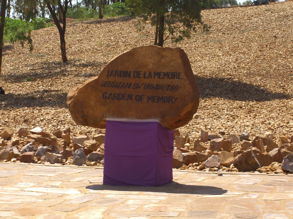 Monument commémoratif du génocide au Rwanda. Photo de The Advocacy Project, utilisée sous licence CC BY-NC-SA 2.0