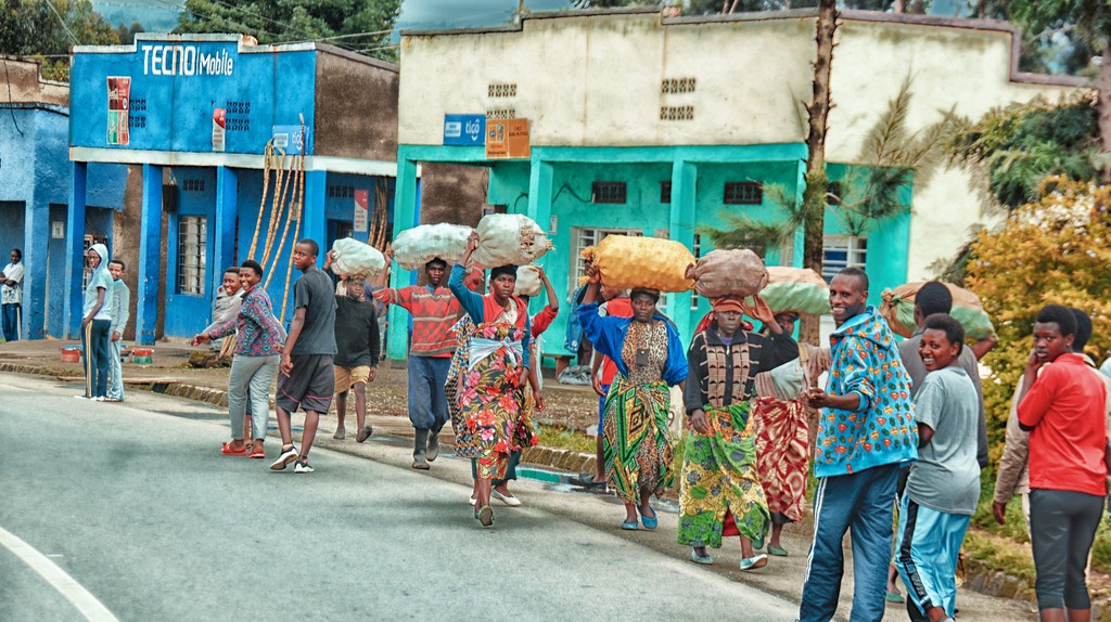 De retour du marché de Musanze, dans la province nord du Rwanda, septembre 2017. Photo par Cyril Ndegeya, reproduite avec son autorisation.