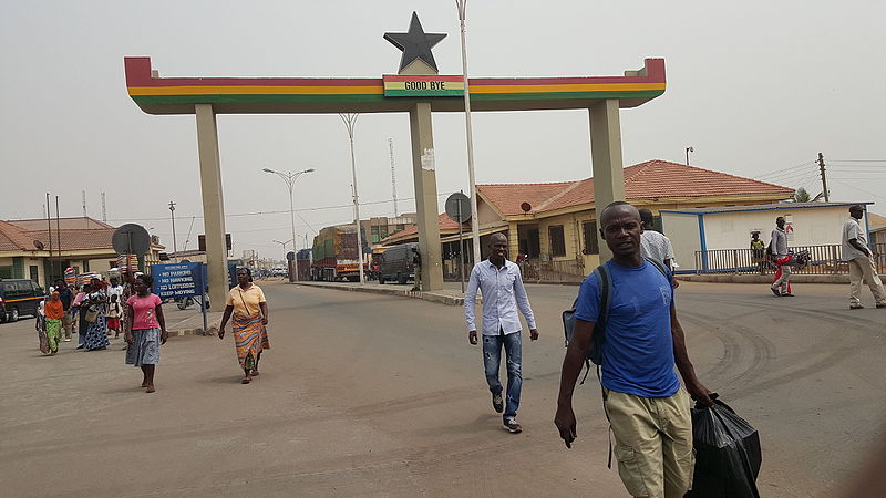 Les voyageurs traversent la frontière entre le Ghana et le Togo, en Afrique de l'Ouest, le 25 janvier 2016. Photo par Enock4seth via Wikimedia Commons, sous licence CC BY-SA 4.0.