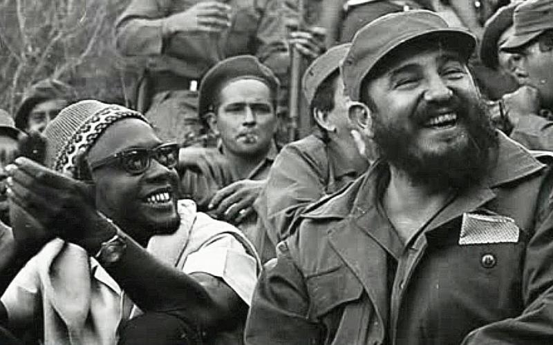Fidel Castro en compagnie d'Amílcar Lopes da Costa Cabral (à gauche), l'homme que les Portugais voulaient abattre.