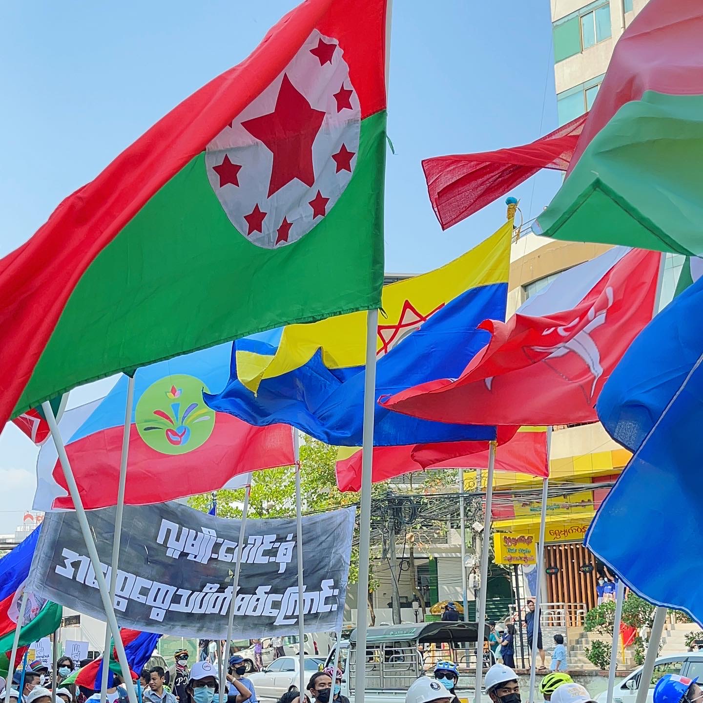 Drapeaux de différents groupes ethniques du Myanmar lors d'une manifestation contre le coup d'État à Yangon. Utilisé avec permission.