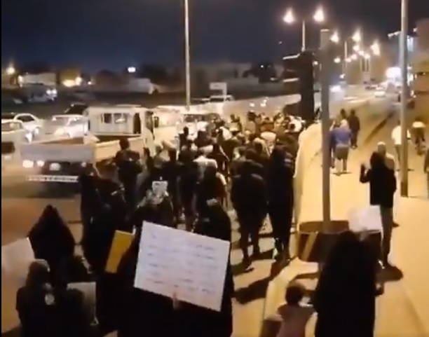 Capture d'écran d'un tweet montrant des manifestations à Bahreïn qui appellent à la libération des prisonniers.