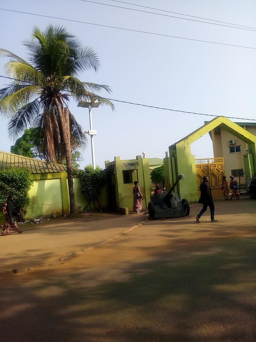 Entrée du Camp Boiro. Photo d'Aboubacarkhoraa, via Wikipedia