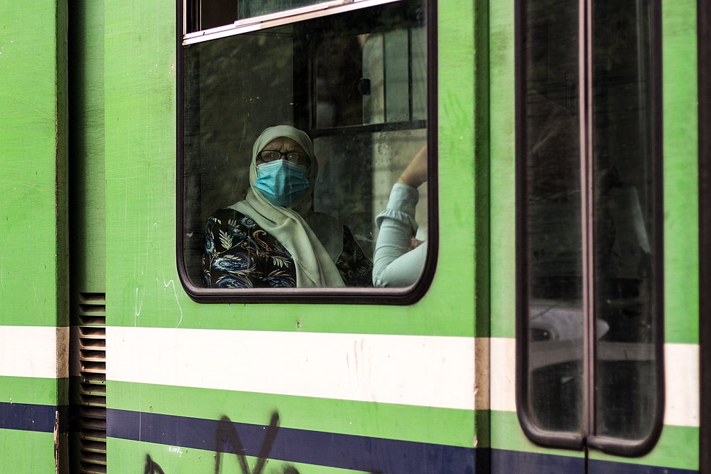 Une femme dans le métro en Tunisie pendant la pandémie de COVID-19. Photo par Brahim Guedich, sous licence CC BY-SA 4.0