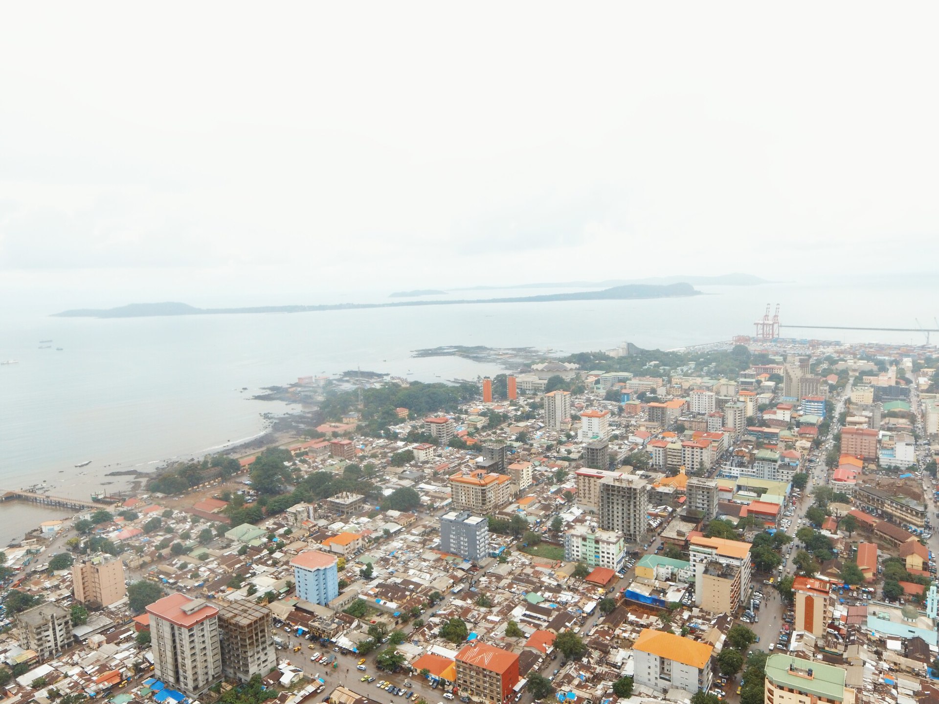 https://commons.wikimedia.org/wiki/File:Un_aper%C3%A7u_de_la_ville_de_conakry.jpg#/media/Fichier:Un_aperçu_de_la_ville_de_conakry.jpg