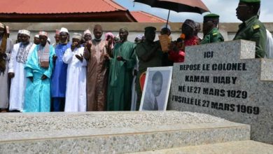 Aboubacar Sidiki Camara dévoilant la stèle Kaman Diaby. Source: guineenews