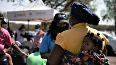 En Afrique du Sud, une mère se fait vacciner. Photo de USAID/South Africa, prise le 3 septembre 2021 (CC BY-NC 2.0).