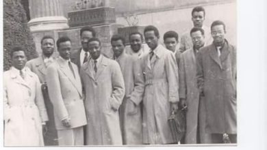 Paris 1951 palais bourbon . Tous ces étudiants là ont été martyrisés par le régime sékou Touré. De gauche à droite , inc, Dr. Marega Bocar, Messieurs: Telli Diallo, Balde Mountaga, Dramé Alioune, Bah Tierno Aliou (douanes), Doyen Bâ Mamadou, Bah Ibrahima Kaba (BIC), Bah Bano , Prof Saidou Maleah, Balde Hassimou (H) et derriere Moustapha (Toupasse).