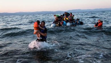 Un groupe de réfugiés syriens arrivent sur l’île de Lesbos près de Skala Sykaminias, en Grèce, après avoir effectué la traversée à bord d’un canot pneumatique depuis la Turquie. © HCR
