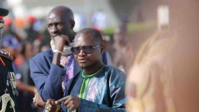 Yankuba Badjie était le Directeur de l’Agence nationale de renseignement (NIA) aujourd’hui disparue de la Gambie. Image du Alkamba Times, utilisée avec permission.